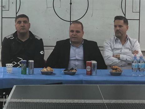 ראש העיר גלאם בשיחה עם הקבוצה