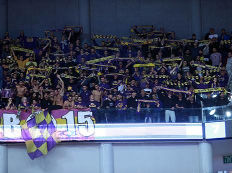 אוהדי חולון בביקור הקודם בארנה