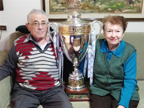 הוריו של אייזיק עם הגביע