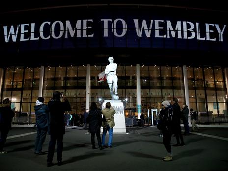 פסל בובי מור בכניסה לוומבלי (Getty)