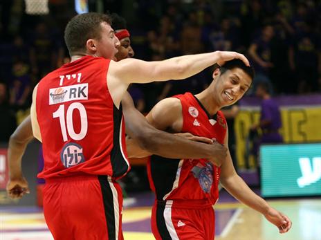 עמית ראובן הצעיר חוגג עם חבריו (מנהלת הליגה)