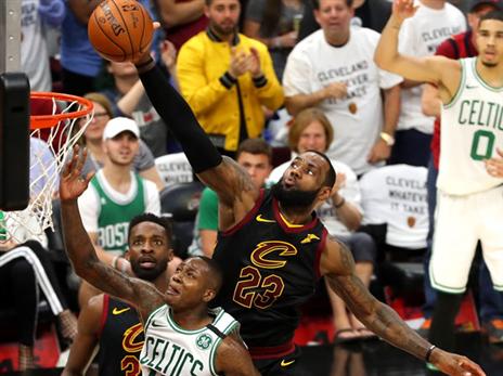 ג'יימס עם בלוק על רו'יר. אחד המהלכים ששינו מומנטום במשחק (Getty)