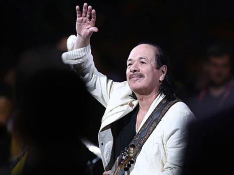 קרלוס סנטנה והגיטרה סיפקו ביצוע ייחודי להמנון (צילום: getty)