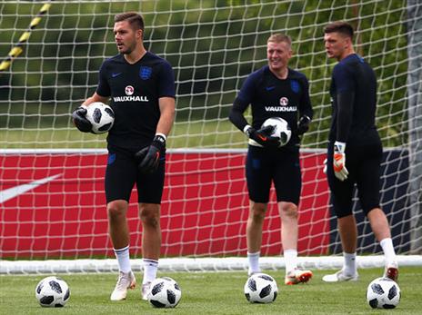 באטלנד ופיקפורד נלחמו על המקום בין הקורות (צילום: getty)