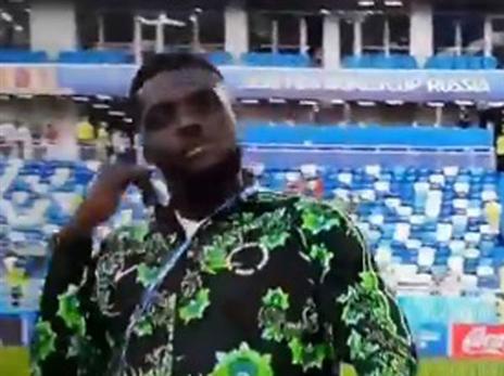 עם חיוך על הפנים. הריקוד של אוגו