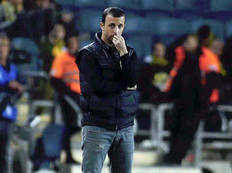 עובד על מלאכת הרכבת הסגל. בן זקן (דני מרון)