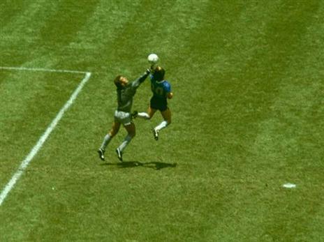 מראדונה, השער ההוא עם היד הפך את המשחק לזכור ביותר בתולדות גביע העולם (getty)