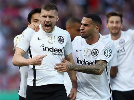 רביץ' חוגג עם פרנקפורט בגמר הגביע הגרמני (getty)