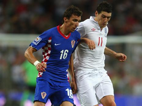 מנדזוקיץ' מול גארת' בארי במוקדמות מונדיאל 2010. הוא עדיין כאן (GETTY)