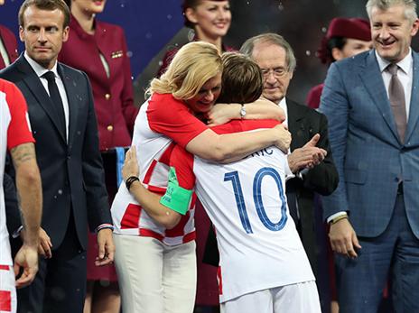 נשיאת קרואטיה, קולינדה גרבר-קיטרוביץ', מנחמת את מודריץ' (getty)