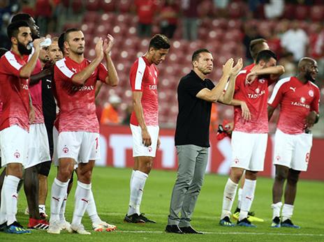 בכר ושחקני ב"ש חוגגים העפלה לסיבוב הבא (אלן שיבר)