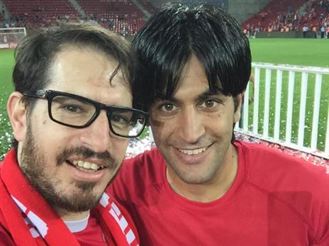 חוגג עם אליניב ברדה. לא הסתיר את אהבתו לב"ש (פייסבוק)