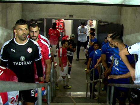 דקות ארוכות בחדר ההלבשה. שחקני שתי הקבוצות