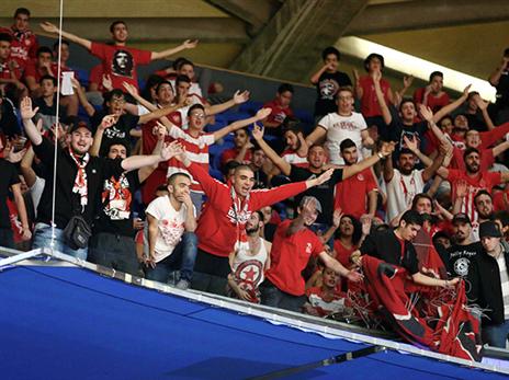 הקהל האדום לא יכול להתנחם בכלום (צילום: אלן שיבר)