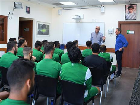 היכרות ראשונה עם השחקנים (תמונה באדיבות האתר הרשמי של מכבי חיפה)