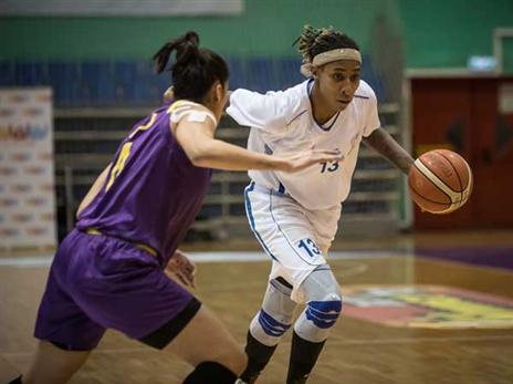 קריסטל ברדפורד מהרצליה עם הכדור (עודד קרני, באדיבות מנהלת ליגת העל לנשים)