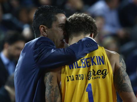 ווילבקין עם ספרופולוס: "היינו צריכים ניצחון כזה" (Tolga Adanali via Getty)