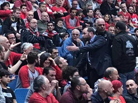 גיא הראל בא למנוע עימות ביציע