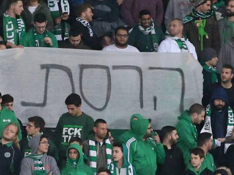 שחר לא מתרגש משלטים נגדו (צילום: יוסי שקל)