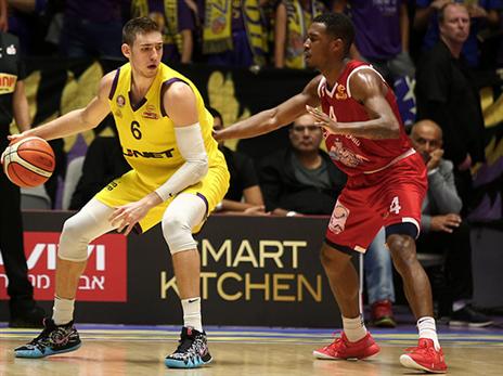 התנצל על מעשיו. קליין (מנהלת הליגה)