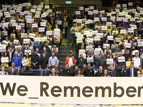 הטקס שקיימו לציון יום השואה הבין לאומי עם שלטי "WE REMEMMBER" (אלן שיבר)