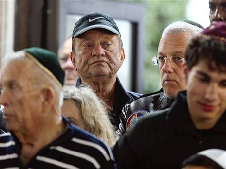 איזי שרצקי. רבים מעולם הכדורגל הגיעו להלוויה (אלן שיבר)