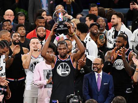 בפעם השנייה בקריירה, דוראנט MVP האולסטאר (צילום: Jesse D. Garrabrant/NBAE via Getty Images)