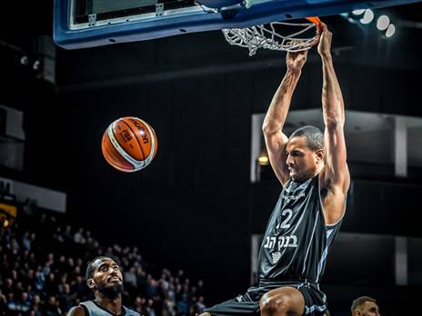 אואנס מרחף לטבעת. מחזה שחזר על עצמו לא מעט במחצית הראשונה (FIBA)
