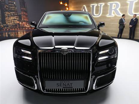 ה-AURUS סנאט  L700 היא לימוזינה שמיוצרת עבור ולדימיר פוטין בערך מ-2013. זאת אינה הפעם הראשונה שלה בתערוכת רכב אבל לשוויץ היא הגיעה עם בשורה לאתגר את מכוניות הפאר של בנטלי ורולס-רויס. עיצוב מועתק או לא, יש לה בסיס גלגלים ענקי של 4.3 מ' ואורך של 6.6 מ'. את הטנק הרוסי הזה מגלגל מנוע היברידי שמונה צילינדרים עם 590 כ"ס. אפשר לאפיין את הרכב עם כל מיני קישוטים חיצוניים ופנימיים וגם להזמינו עם חבילת שריון נגד טרוריסטים. המחיר יעמוד על כ-200 אלף יורו. אומרים אגב שלפוטין מעורבות בבחירת האבזור עבורה