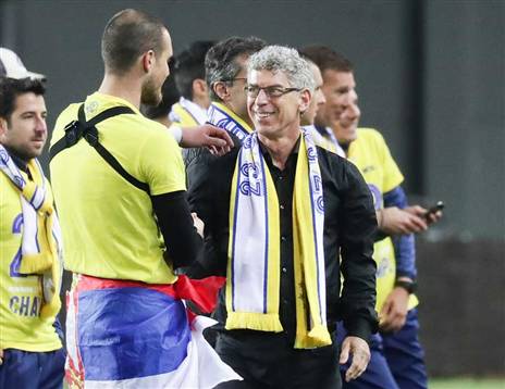 ראיקוביץ' חוגג עם גולדהאר. השוער קיבל שבחים (דני מרון)