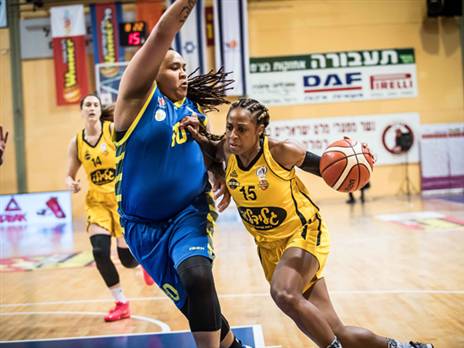 טיפאני תעבור את מיטשל ותשלים 0:3? עודד קרני, באדיבות מנהלת ליגת העל לנשים בכדורסל