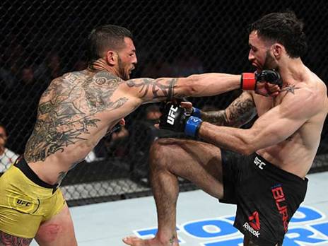 הקרב המרכזי במשקל נוצה בערב הזה היה צמוד מאד (getty, Jeff Bottari)