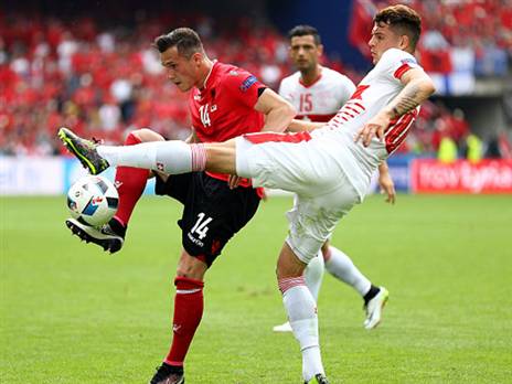 מפגש בנבחרות הוא באמת נדיר. גרניט נגד טאולנט ג'אקה (צילום: Paul Gilham/Getty Images)