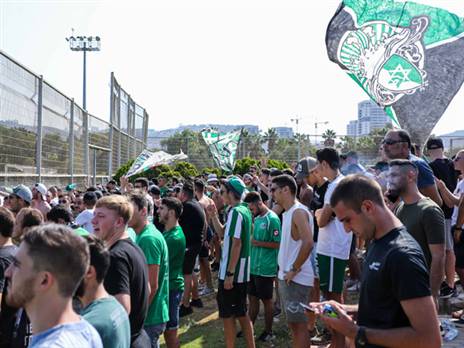 אוהדי מכבי חיפה באימון (מאור אלקסלסי)