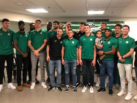 חוזרים לליגת העל. אנשי ושחקני מכבי חיפה (צילום: מכבי חיפה)