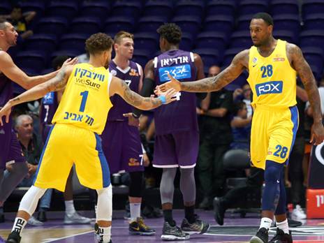 שחקני מכבי חוגגים עליה לגמר (אלן שיבר)