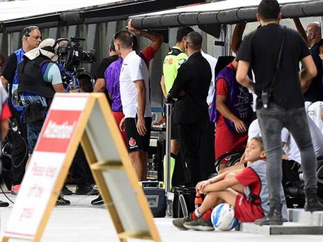 חכמון בודק את ההחלטה להעניק פנדל. האירוע ייבדק שוב (ברני ארדוב)