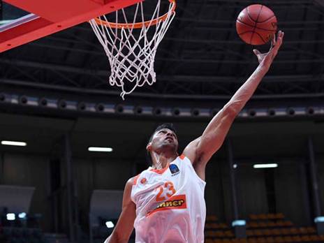 אלכס צ'וברביץ' מוריד ריבאונד (Ciamillo - Castoria)