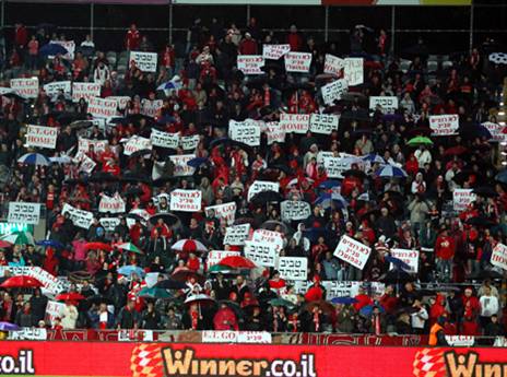 אוהדי הפועל מפגינים נגד טביב, 2012 (צילום: אלן שיבר)