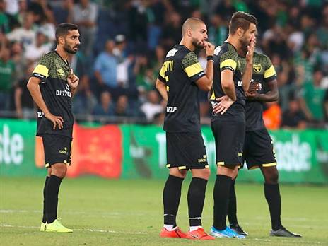 "נביא שחקנים בהדרגה, בינואר ובקיץ". שחקני בית"ר לאחר ההפסד אמש (צילום: אלן שיבר)