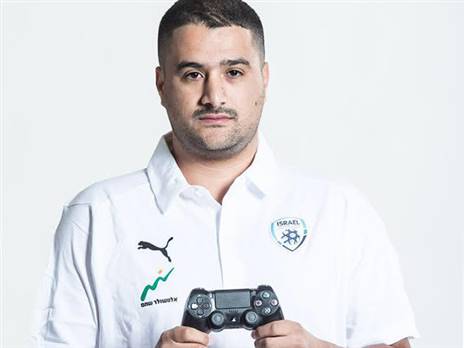 ארז גבאי במדי מאמן נבחרת ישראל