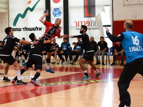 עוז חממי מהפועל ראשון מול הגנת בני הרצליה (צילום: גבי אלאלוף)