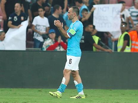 "גאים שביברס הקפטן שלנו" (אלן שיבר)