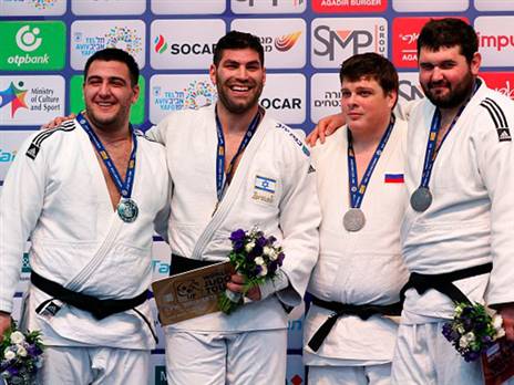 אורי ששון ומדליית הזהב בגרנד פרי שעבר (Getty)