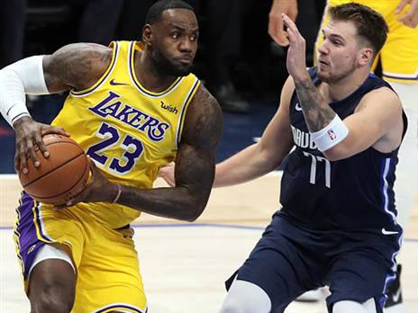 לברון ג'יימס מול לוקה דונצ'יץ'. קינג ג'יימס יחגוג בסיום? (GETTY)