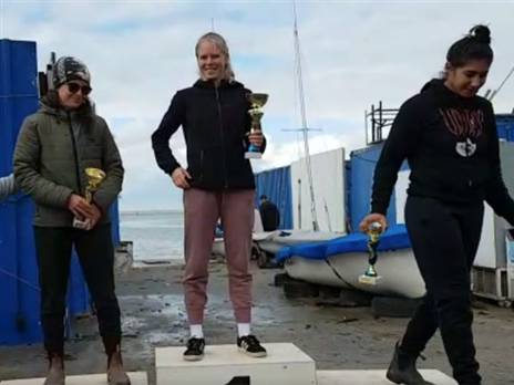 דריהן יורדת מהפודיום מבלי ללחוץ יד לספיצ'קוב