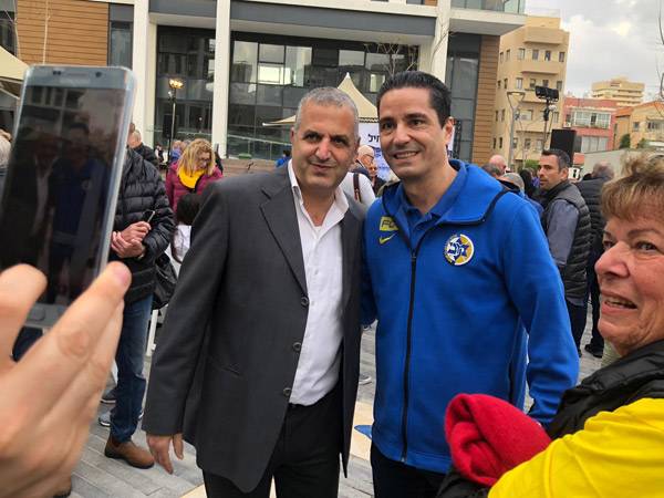 לומד את ההיסטוריה של מכבי, יאניס