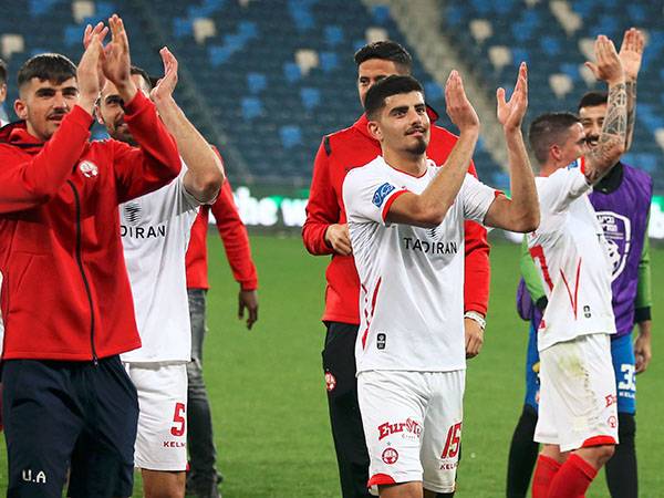 שחקני ב"ש חוגגים אחרי הניצחון על חיפה. אקורד אחרון? (צילום: אלן שיבר)