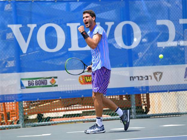 עוליאל חוגג העפלה לגמר (צילום: אלכס גולדנשטיין)