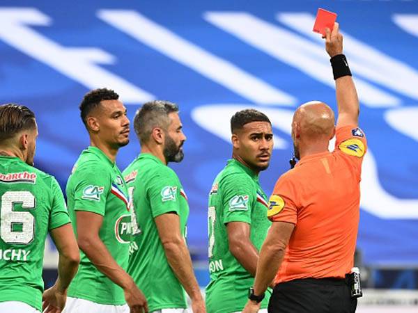 סנט אטיין נותרה ב-10 שחקנים (getty)